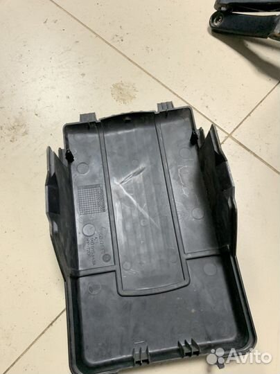 Крышка аккумулятора Skoda Octavia A5