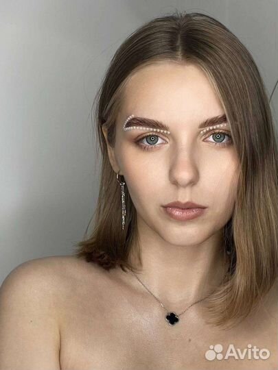 Наращивание ресниц, оформление бровей