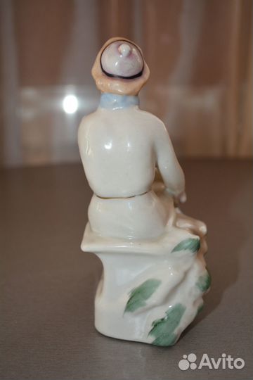 Фарфоровая статуэтка 