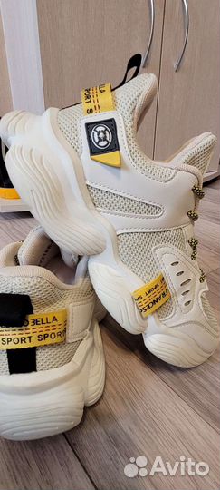 Кроссовки женские