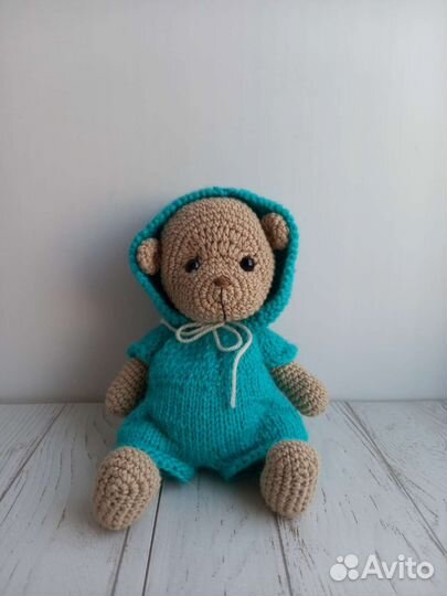 Вязаная мягкая игрушка Мишка в комбинезоне