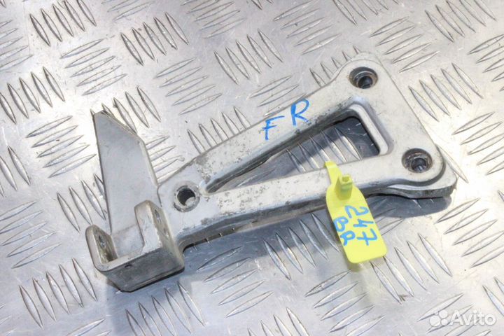 Крепление подножки пассажира правое Suzuki Bandit