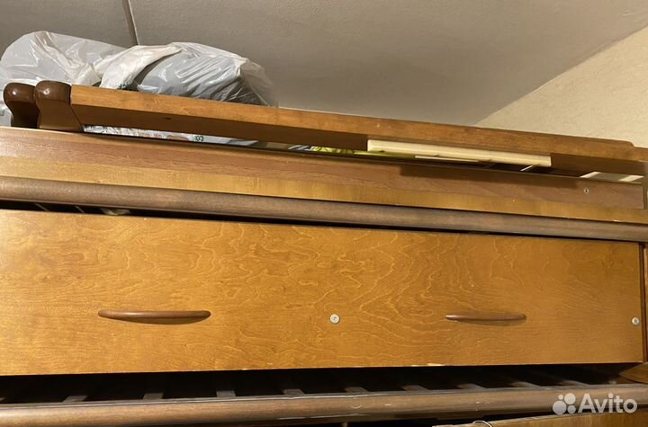 Детская кроватка с маятником