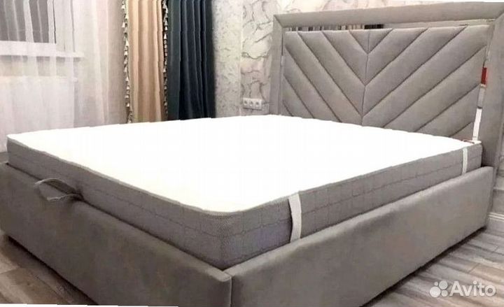 Двуспальная кроватьс мягким изголовьем