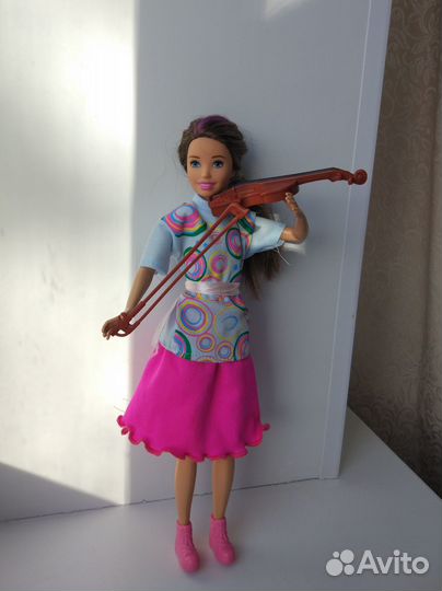 Кукла Скиппер и музыкальные инструменты