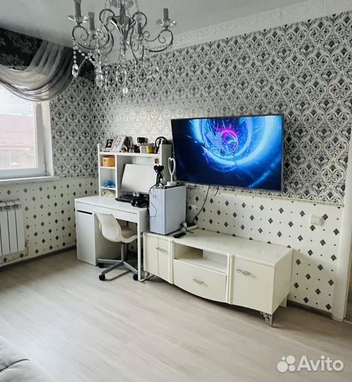 Тумба под телевизор лаковая белая с тремя ящиками