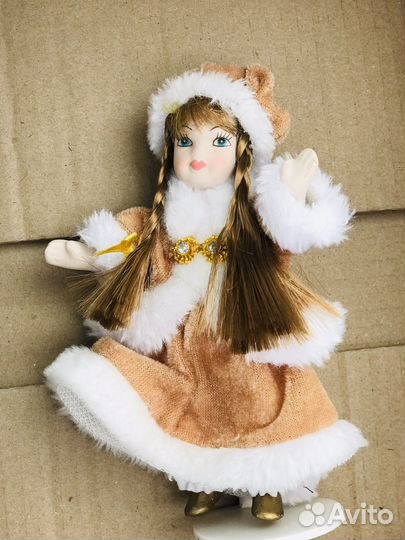 Фарфоровая кукла