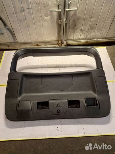 Обшивка двери багажника Peugeot 5008