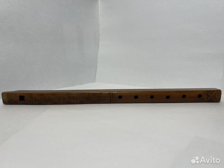 Винтажная резная деревянная флейта