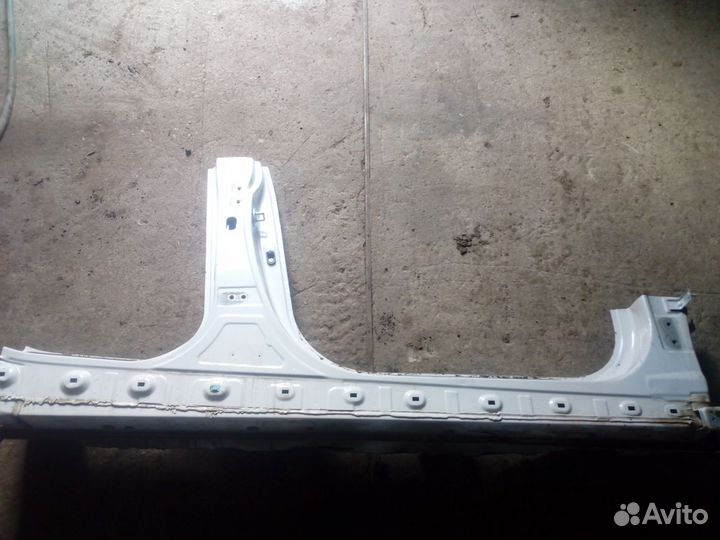 Порог со стойкой правый левый для Хундай Ай 40