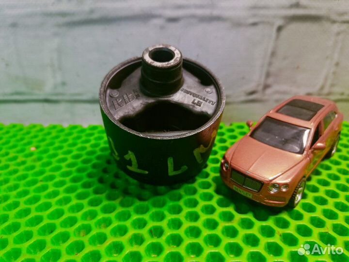 Сайлентблок подушки двигателя левый Toyota Corolla