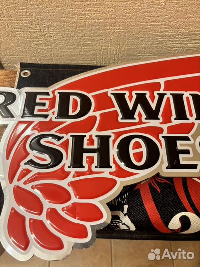 Рекламная вывеска RED wing shoes