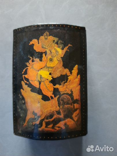 Деревянная шкатулка