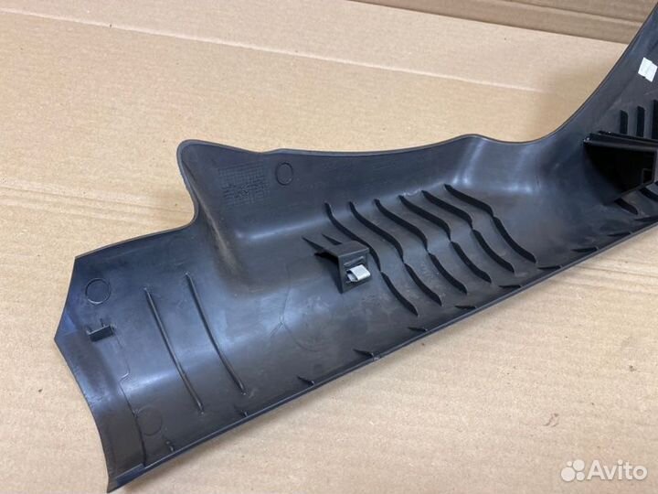 Обшивка задней стойки правая Volkswagen Polo cfna