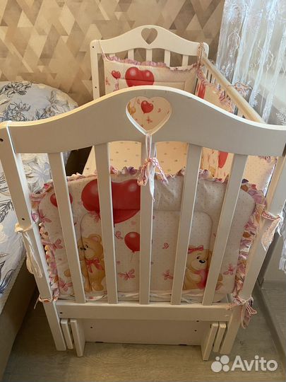 Детская кроватка с универсальным маятником