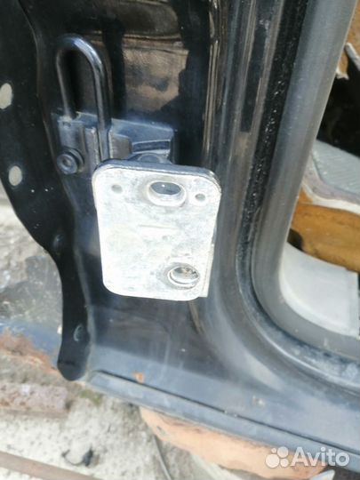 Петля передней двери Volkswagen Touareg 1
