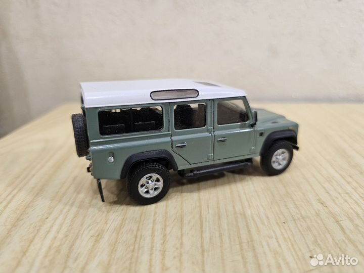 Модель внедорожника Land Rover Defender 1:43