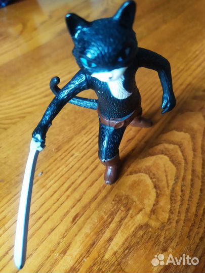 Фигурка кот с саблей