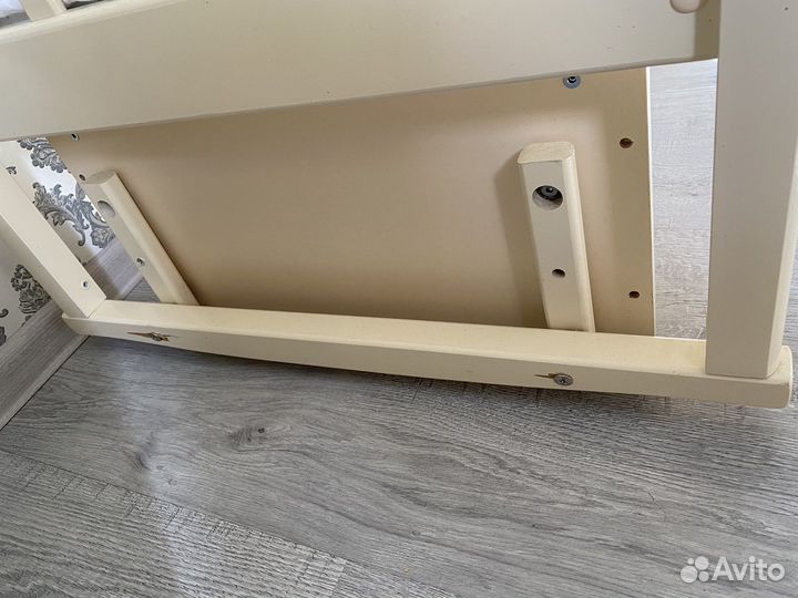 Детская кроватка с маятником