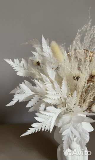 Композиция из сухоцветов в кашпо из гипса