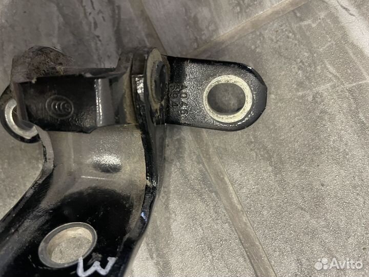 Петля двери camry 50
