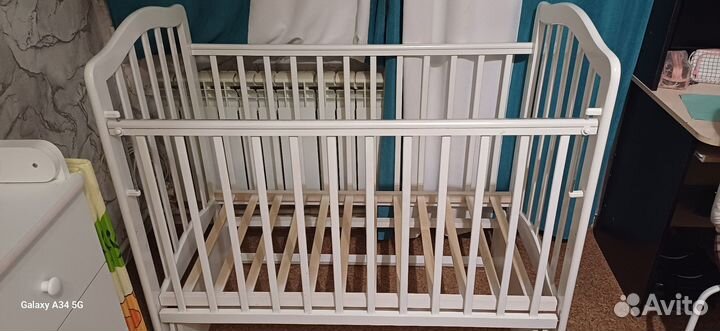 Детская кроватка с маятником