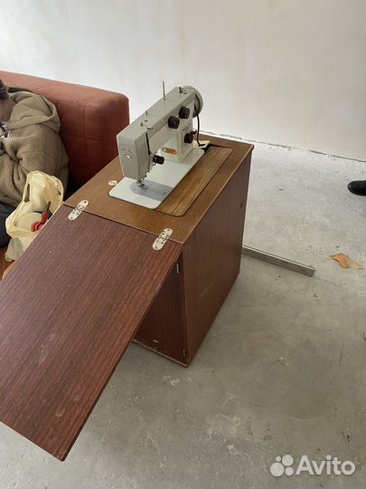Швейная машина Чайка 143