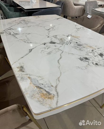 Большой обеденный стол