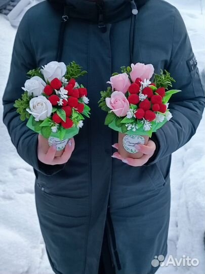 Букет из мыла, розы и ягоды