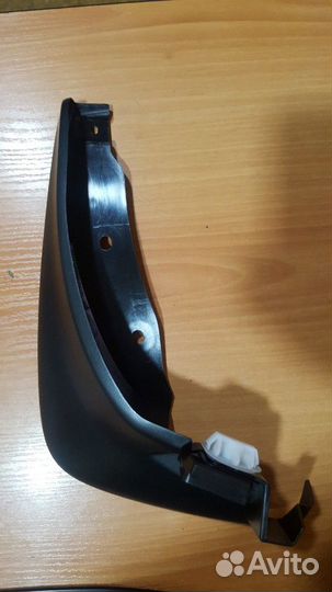 Мазда 3 2003-2009 Передний левый брызговик оригина