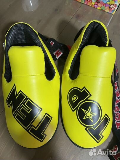 Перчатки и футы для кикбоксинга