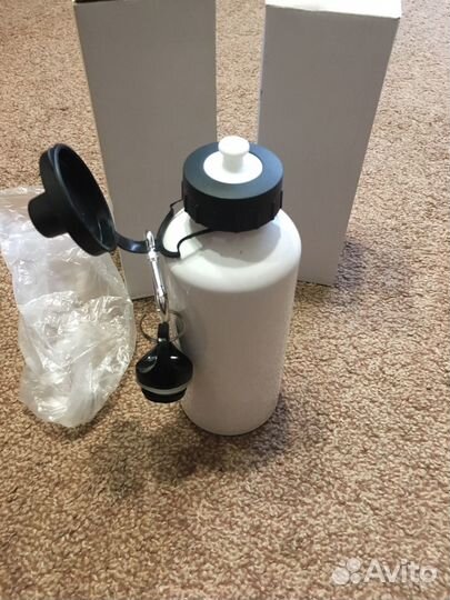 Спортивная бутылка с двойной крышкой и карабином