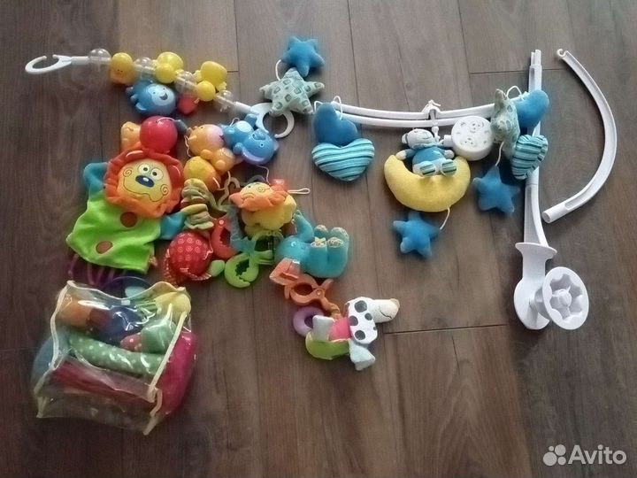 Мобиль в кроватку, игрушки,балдахин,простыни и тд