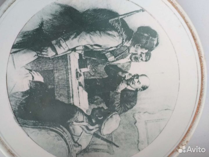 Тарелка Ленин в Смольном