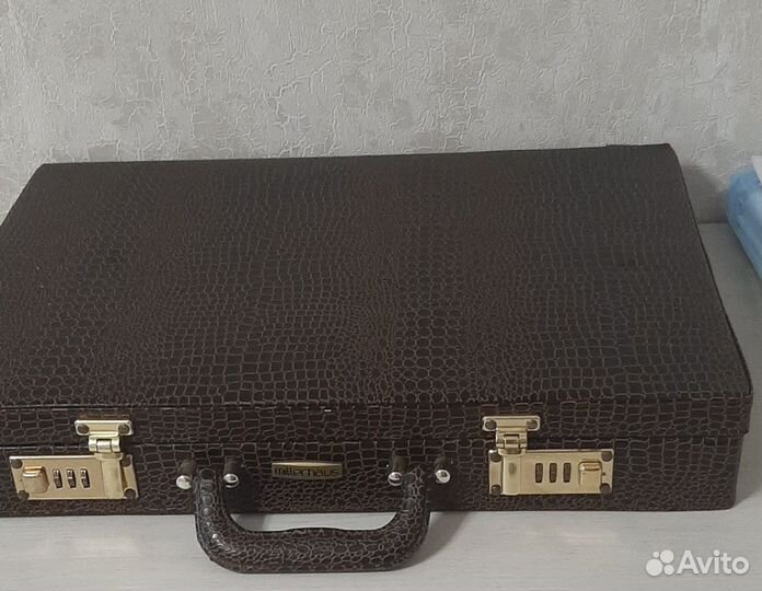 Набор ножей и вилок в чемодане