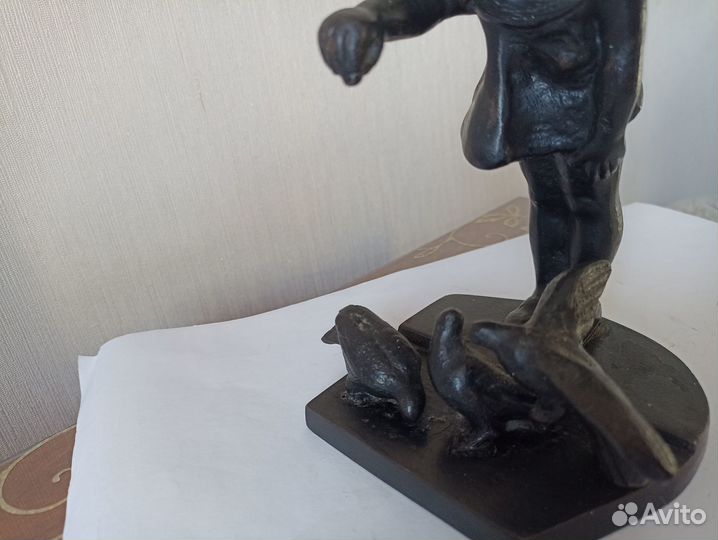 Девочка кормит голубей.Чугун. Куса 1980 год.СССР