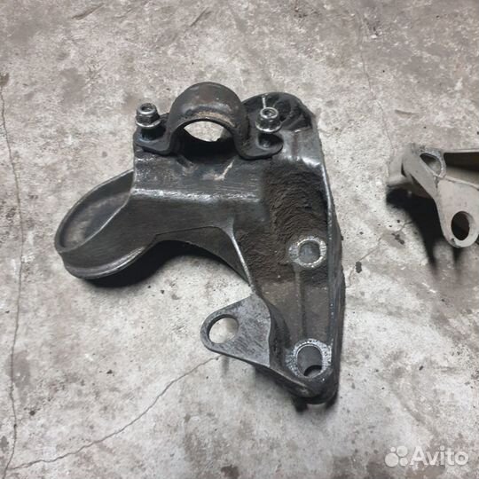 Кронштейн двигателя левый audi a4 b5