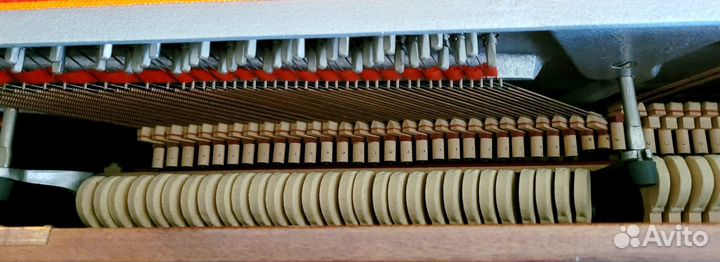 Пианино красный октябрь