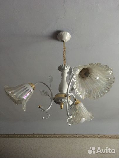 Люстра белая состояние новой