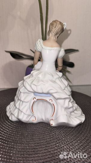 Статуэтка фарфор балерина поправляющая пуанты