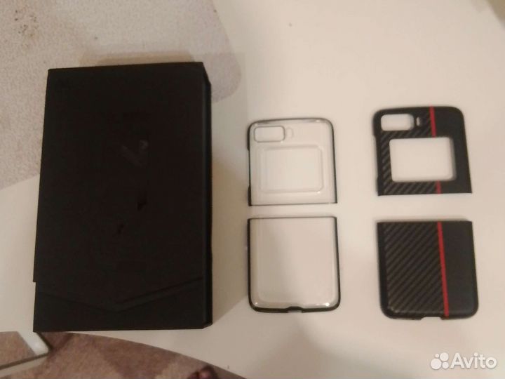Продам смартфон-раскладушка Motorola razr 2022