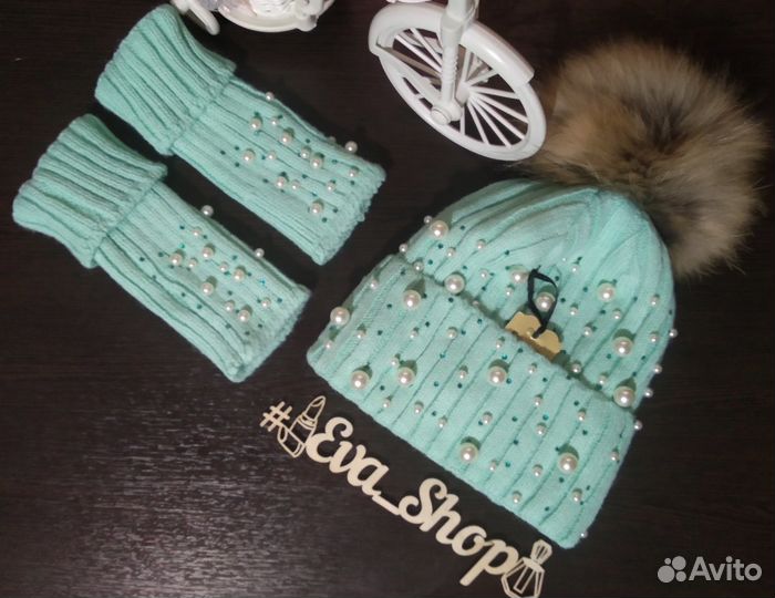 Шапка со стразами и жемчужинками с варежками