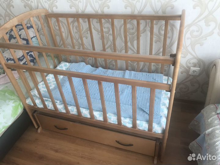 Детская кроватка-маятник