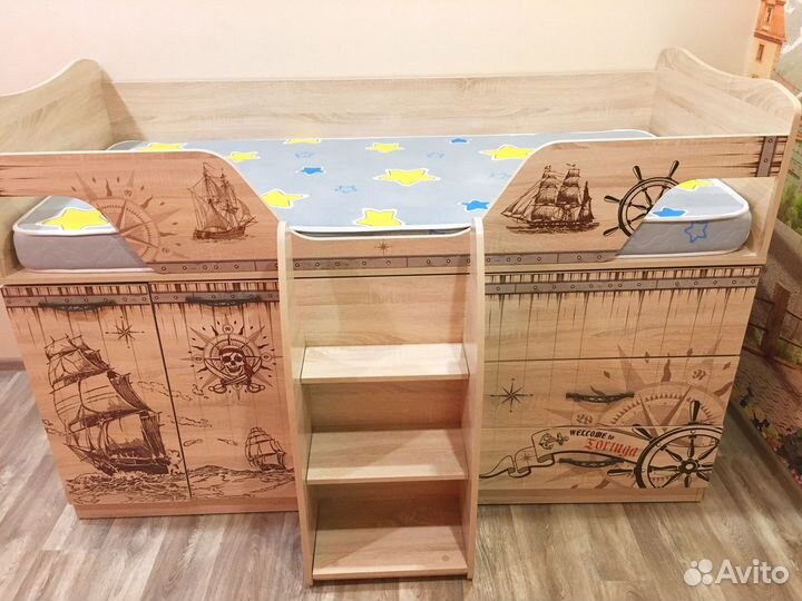 Детская кровать чердак со столом и шкафом