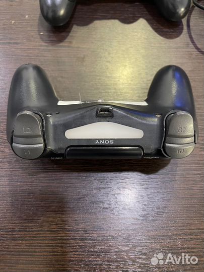 Продам джойстики на PS4 оригинал 2шт