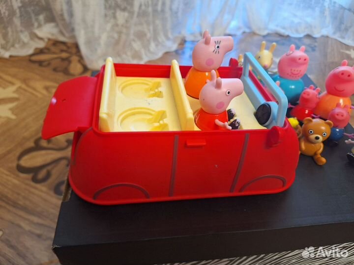 Машина свинки Пеппы и игрушки свенка Пеппа