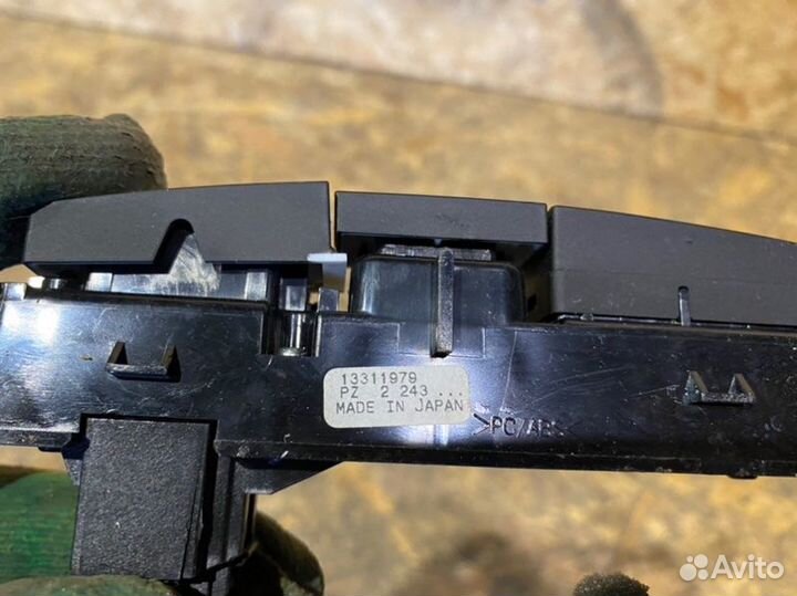 Кнопка аварийной сигнализации Opel Astra