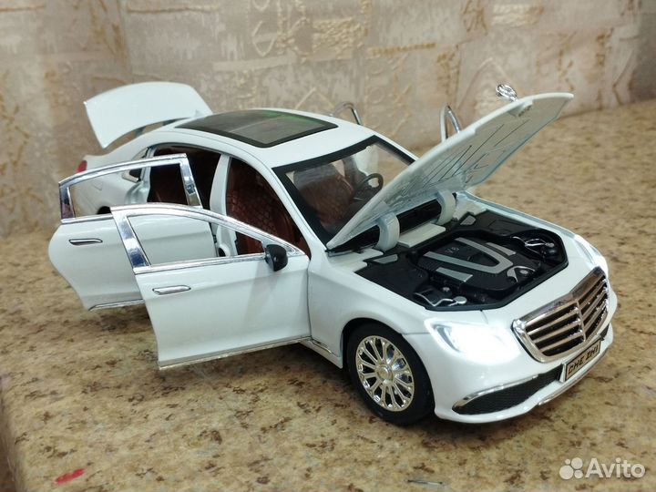 Модель Mercedes-Benz E-300еL белый 1:24