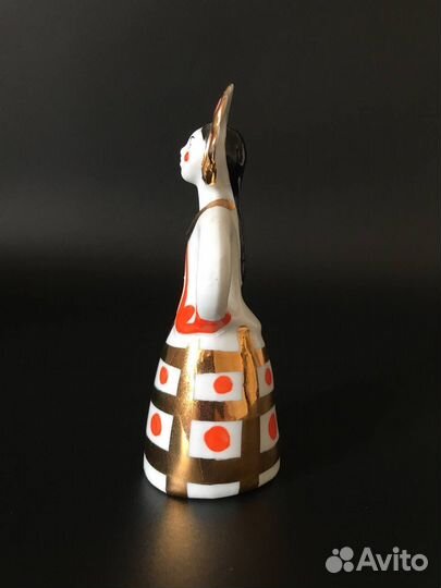 Статуэтка фарфоровая Девушка в кокошнике Дулево