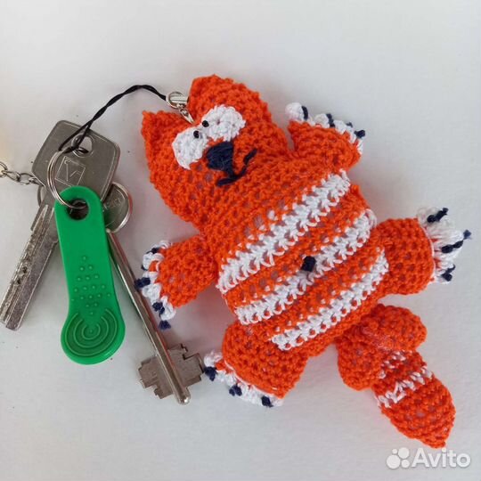 Вязаный брелок
